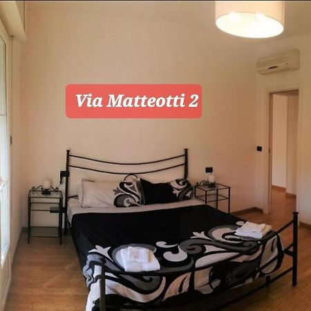 Via Matteotti & Via Carracci Apartments Bologna Bagian luar foto
