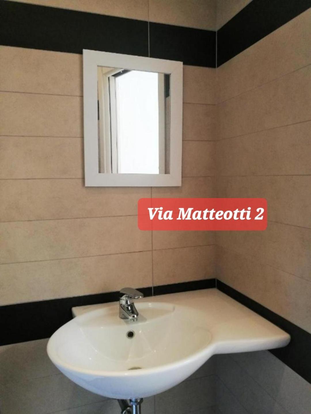 Via Matteotti & Via Carracci Apartments Bologna Bagian luar foto